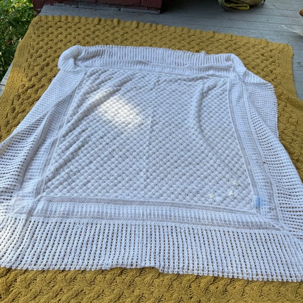 Vintage Aristocraft White Knit Baby Blanket Rosette Trim USA Made 39x39